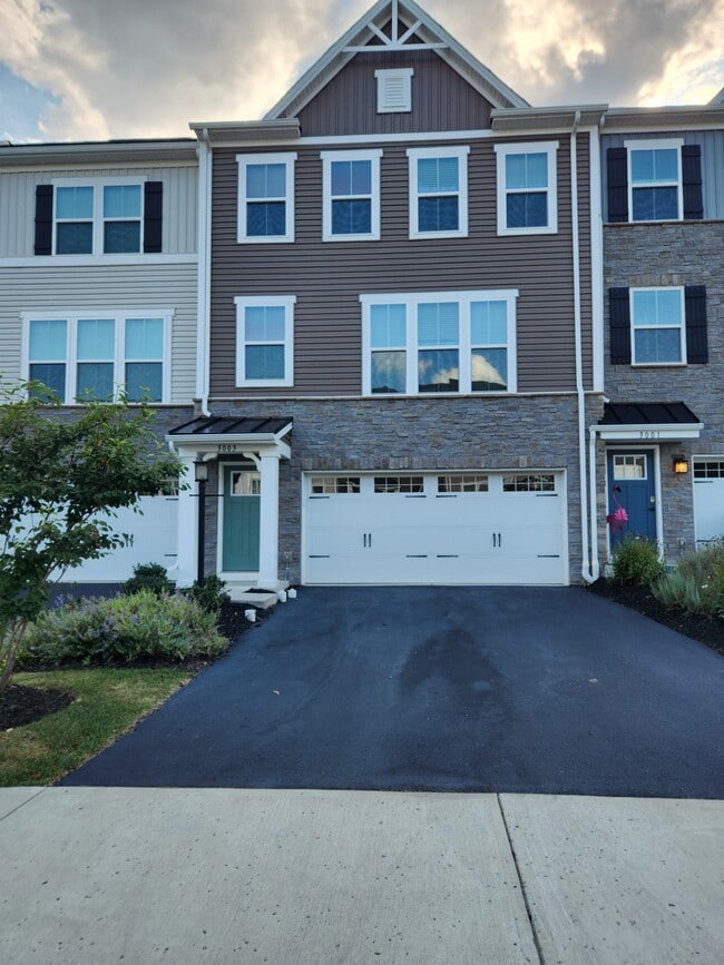 Building Photo - 3003 Olivetre Dr
