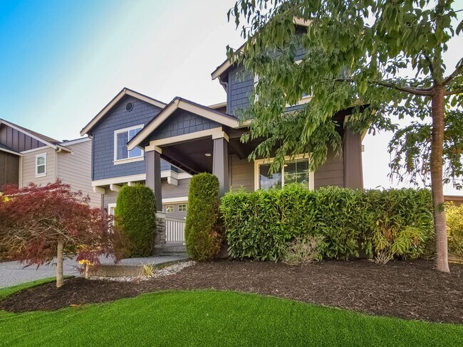 Building Photo - Modern 4-Bedroom End Unit with Luxury Fini...