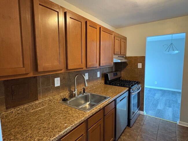 Foto del edificio - NEWLY AVAILABLE - RENOVATED 3 BR UNIT IN T...