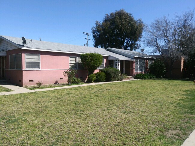 Foto del edificio - 12138 Mitchell Ave