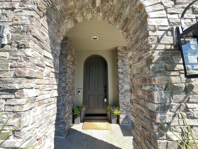 Foto del edificio - Elegant 4-Bedroom Home with Exceptional Cr...