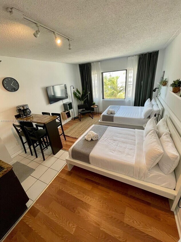 Foto principal - 6345 Collins Ave