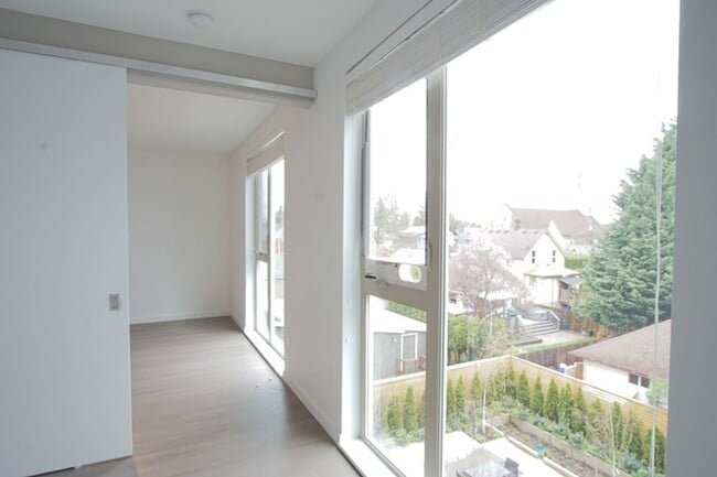 Building Photo - Sellwood-Modern Top Floor 1Bdr w/Floor-to-Ceiling Windows + Pet OK!
