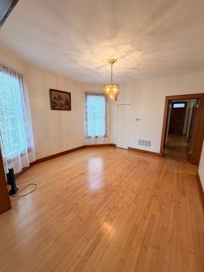 Building Photo - 2613 W Walton St