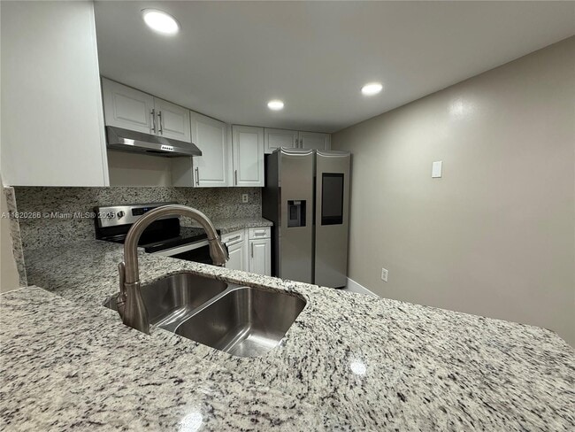 Building Photo - 9405 Fontainebleau Blvd