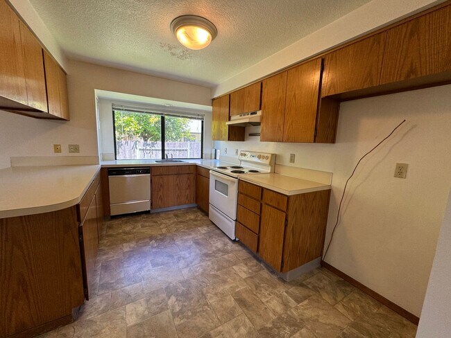 Building Photo - 811 NE Thomas Ct