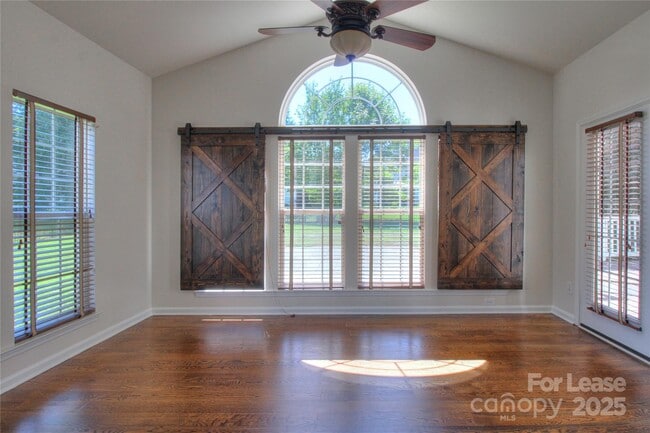 Foto del edificio - 4014 Rosewater Ln