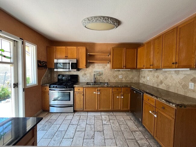 Building Photo - MOVE-IN READY 3+2 w/hardwood floors + stai...