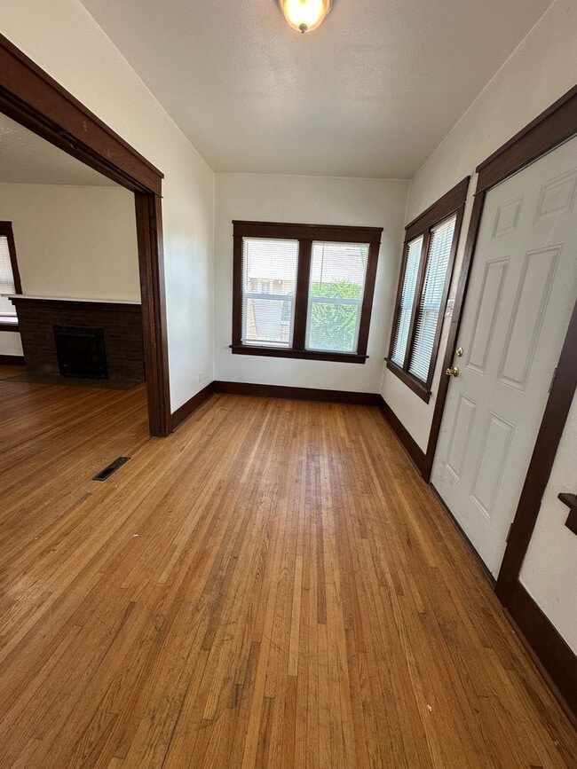 Building Photo - 6 Bedroom House Available Now