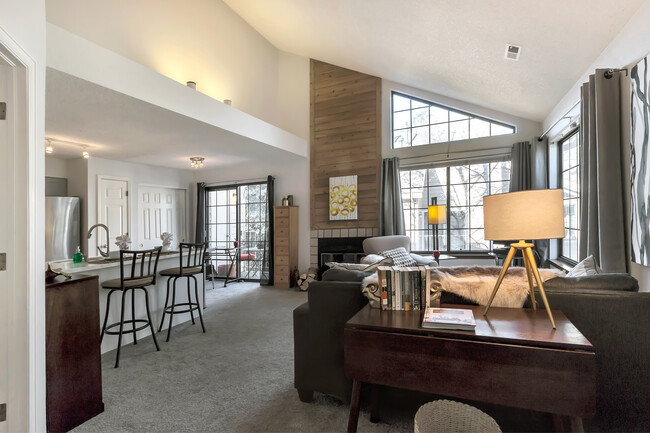 Foto del edificio - 4815 White Rock Cir