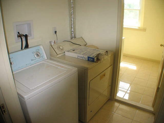 Building Photo - 45 E Church Ln