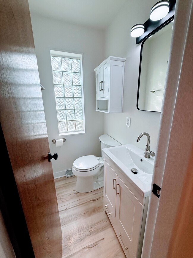 Medio baño primer piso - 470 E Vallette St