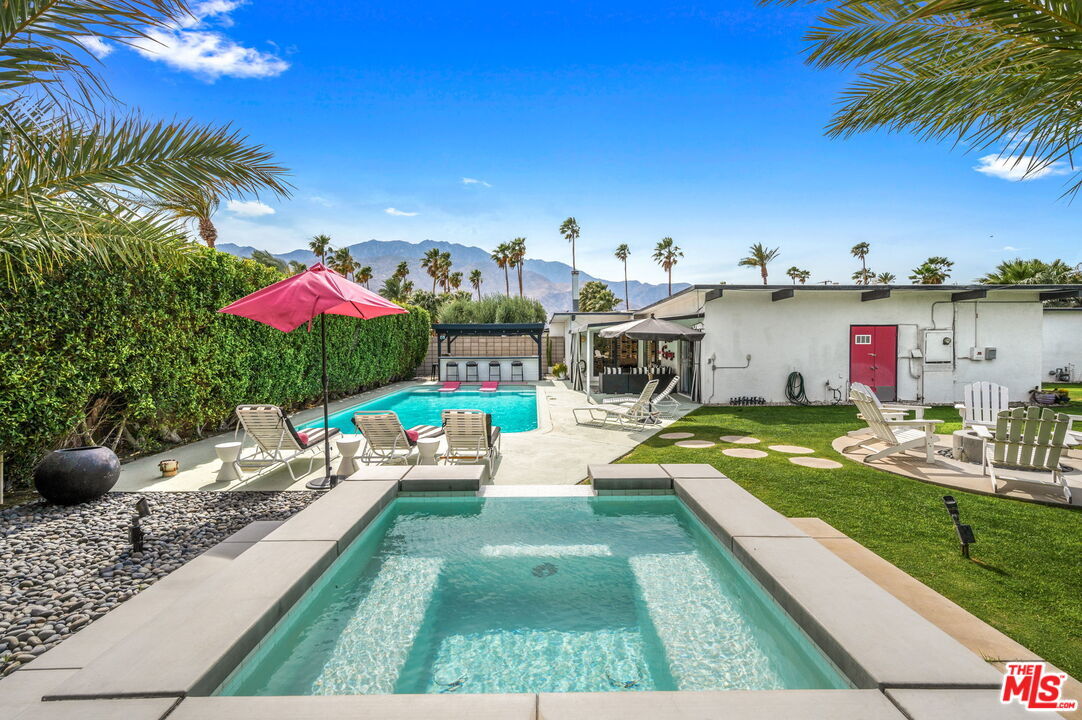 Foto principal - 668 N Farrell Dr