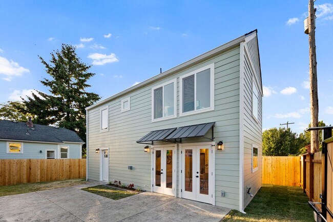 Foto del edificio - Brand New Two Bedroom Home Built in Highla...