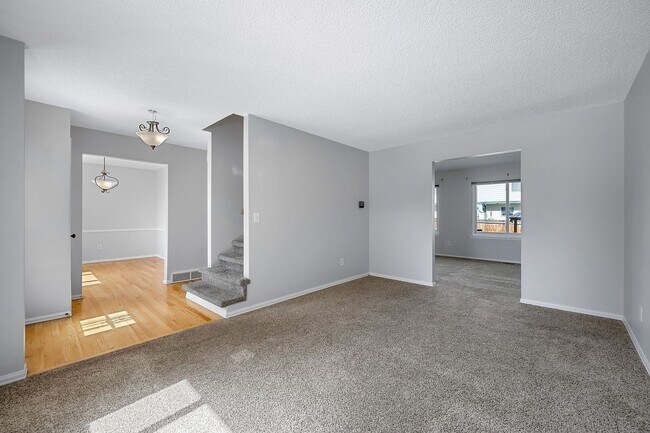 Building Photo - Spacious 3BD, 3BA Morrison Home with Finis...