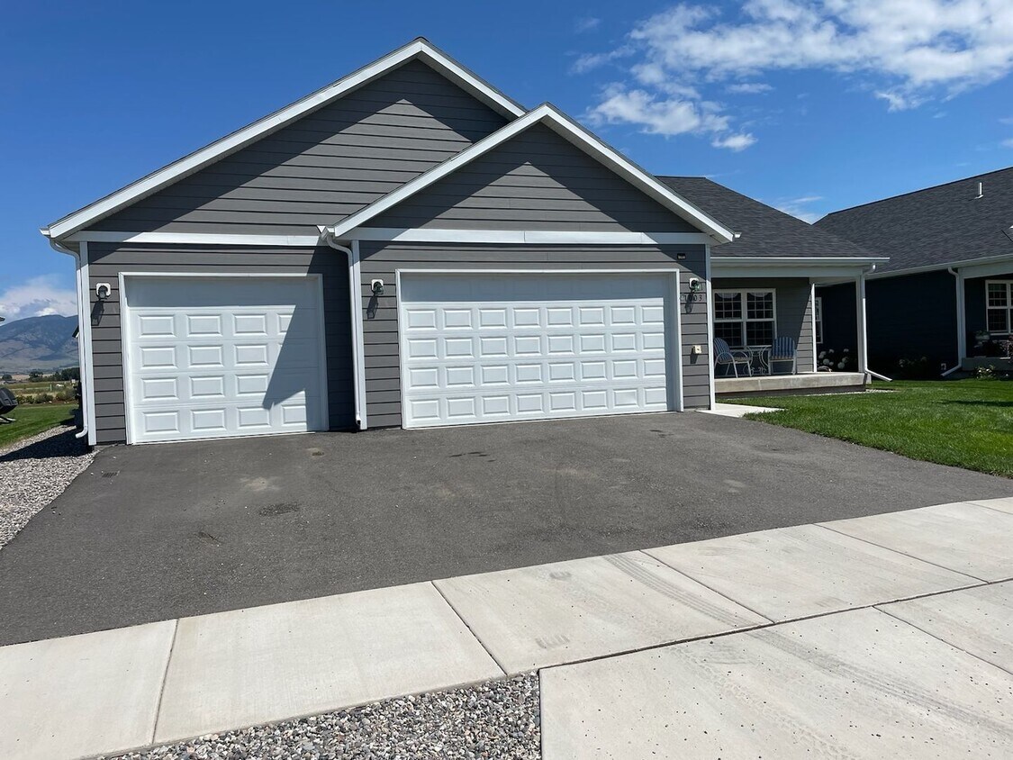 3 Bed 2 Bath with Triple garage in Belgrade House Rental in Belgrade