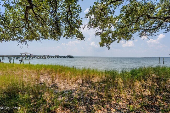 Foto del edificio - 40 Bay Point Rd