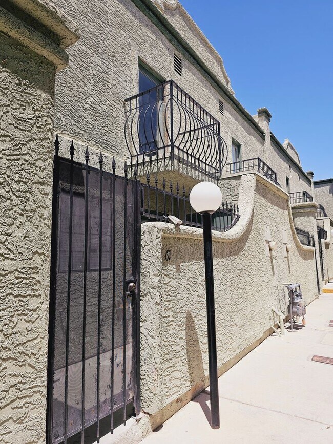 Building Photo - Like New! 2 bedroom townhome near Sunrise ...