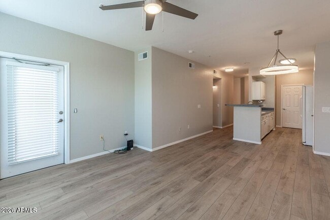 Building Photo - 420 W 1st St