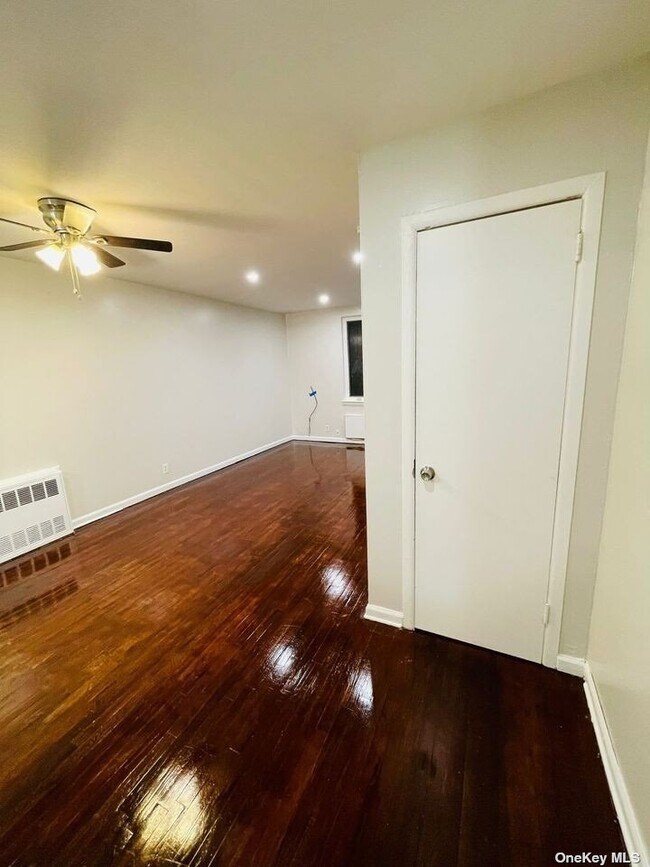 Building Photo - 686 E 78th St