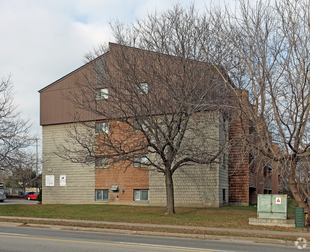 Building Photo - 560 Bloor St E