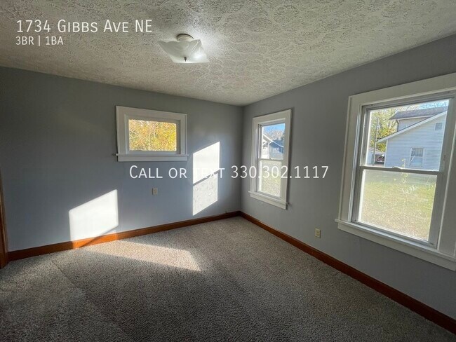 Foto del edificio - Three bedroom one bathroom home for rent