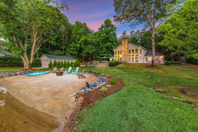 Building Photo - Lakeside Story