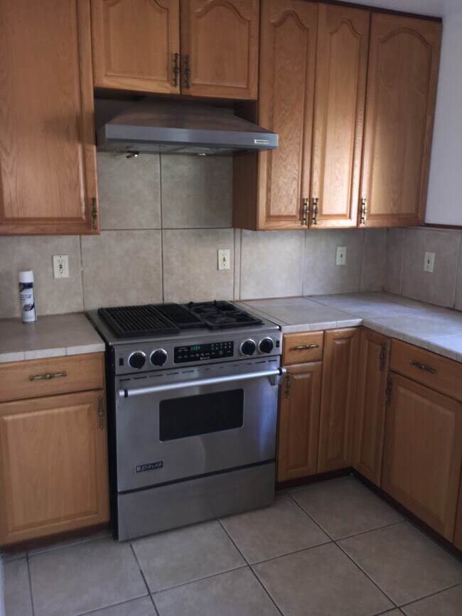 Kitchen - 85 Buchanan Ct