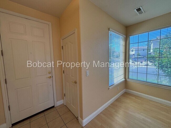 Foto del edificio - 1231 Flintwood Dr