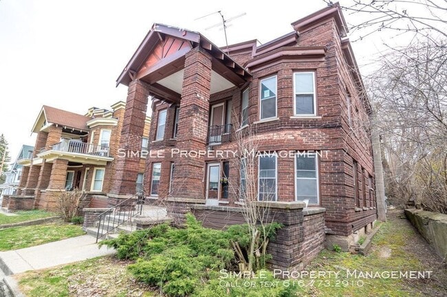 Building Photo - 610 Michigan St NE