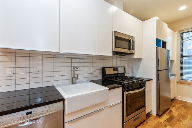 Building Photo - 124 E 57th St