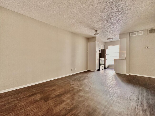 Foto del edificio - University Quarters - 1 Bed 1 Bath!!