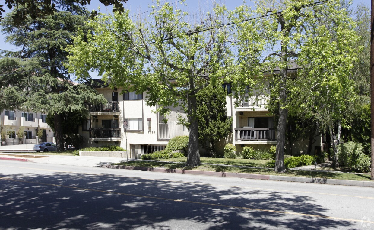 Building Photo - 13021-13025 Moorpark St
