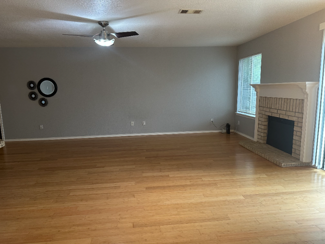 Building Photo - 1009 Hughmont Dr