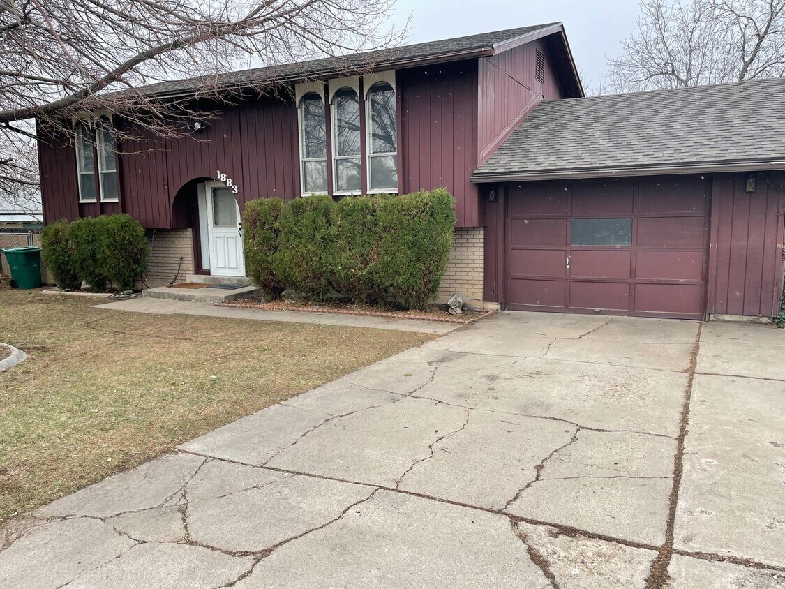 Primary Photo - 5 Bedroom/2 Bathroom House in Layton