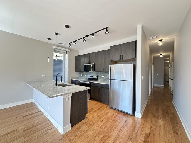 Foto del edificio - 2100 W 18th Pl