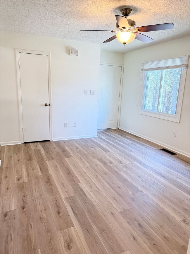 Building Photo - Weston Ridge E