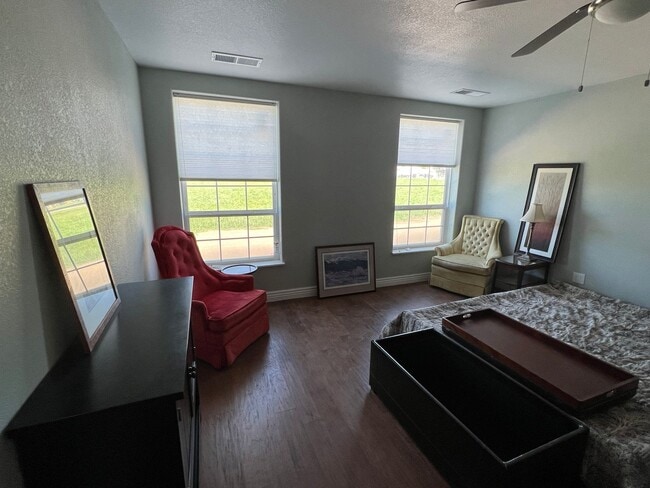 Foto del edificio - Fully Furnished Short Term Rental