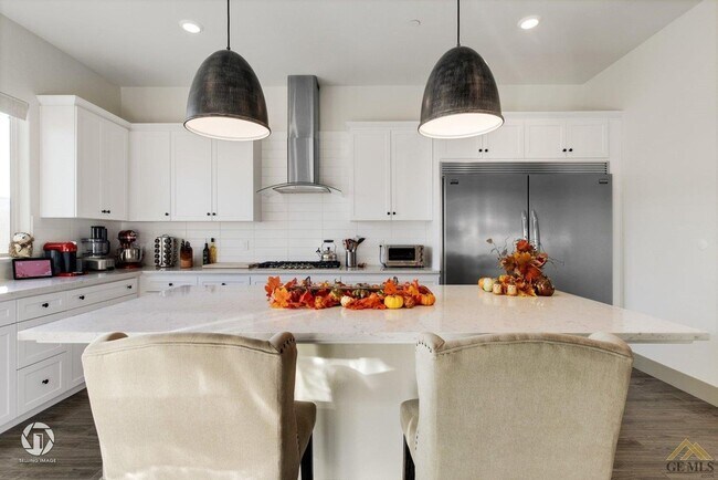 Building Photo - Exquisite three-bedroom, two-bathroom mode...
