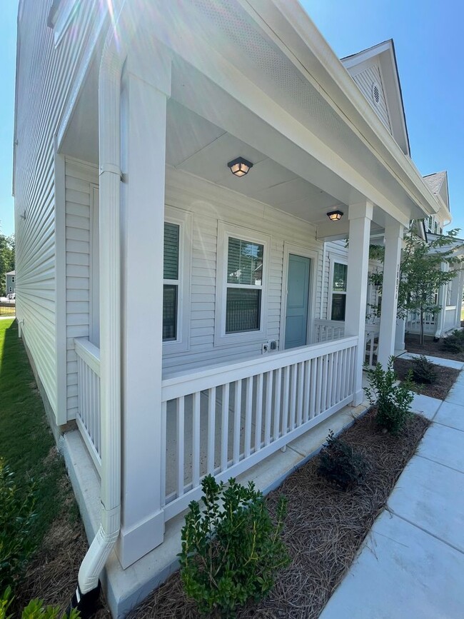 Building Photo - Charming Townhome Near Historic Downtown