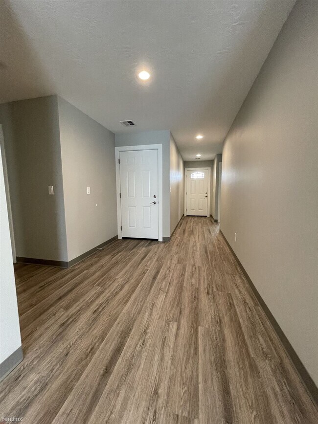 Foto del edificio - 3 br, 2 bath Duplex - 1305 North Coach Drive