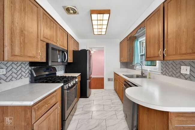 Building Photo - Gorgeous 3 Bedroom Home in Mount Prospect!