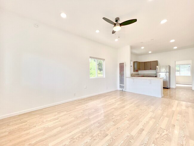 Building Photo - 6146 Mesa Ave