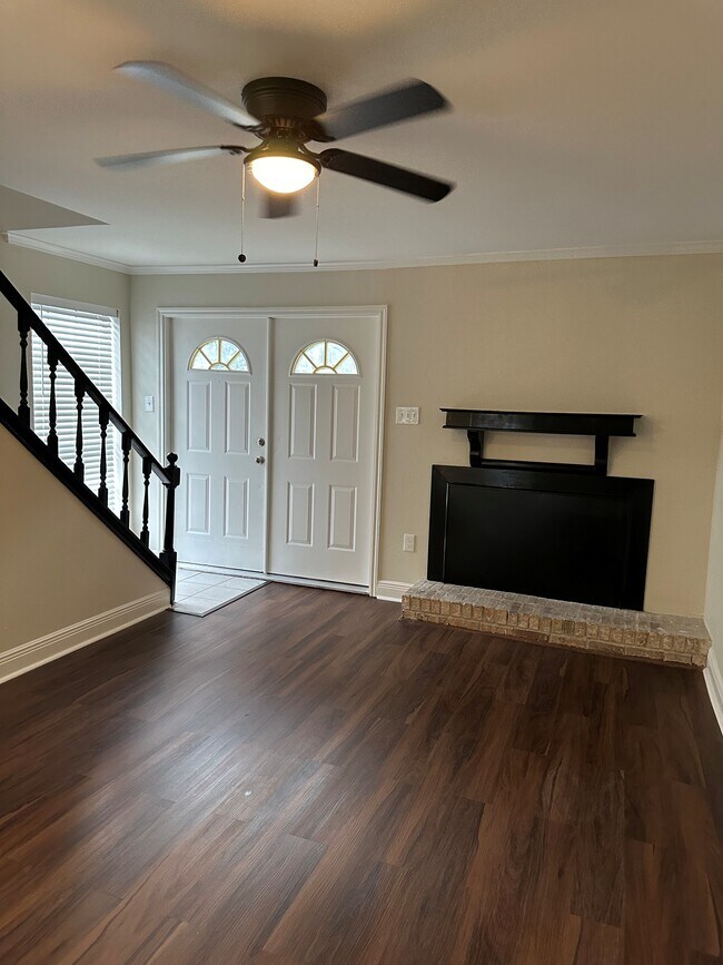 Foto del edificio - 421 Longwood Ct