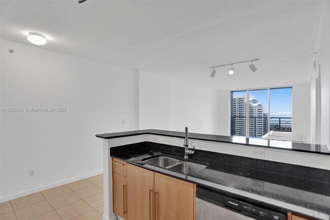 Foto del edificio - 335 S Biscayne Blvd