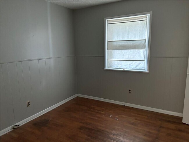 Building Photo - 1237 N Vista Pl