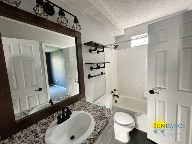 Building Photo - Stunning 3 Bedroom Home located on a Cul-d...
