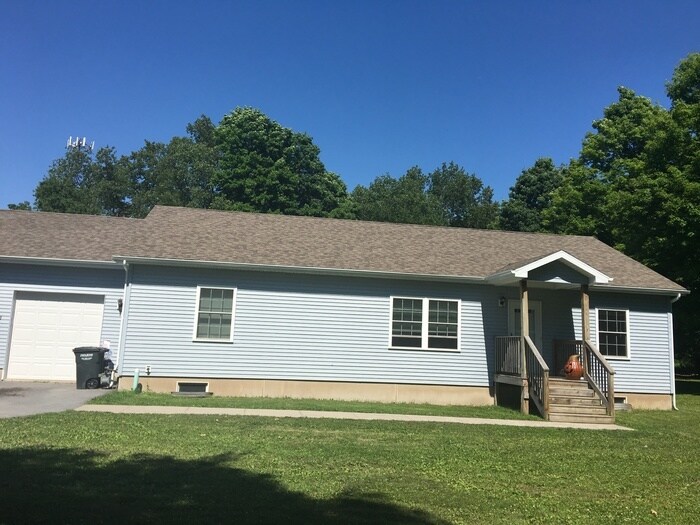 Primary Photo - Beautiful 3 bedroom 2 bath with 2 stall at...
