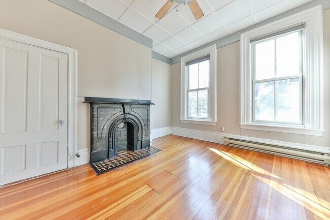 Building Photo - 443 W 4th St