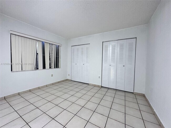Foto del edificio - 2740 W 63rd Pl